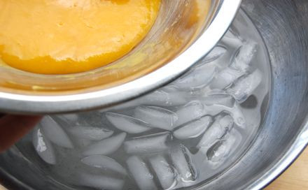 1. Этап. Мусс из персиков: 8. Затем нужно будет делать два процесса одновременно. Один - это поставить персиковое пюре в емкость с очень холодной водой (желательно бросить туда лед).