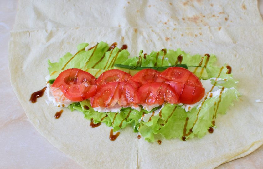 1. Этап. Сэндвич ролл с креветкой: Добавьте ломтики помидора. Сверху немного полейте соусом терияки или унаги.