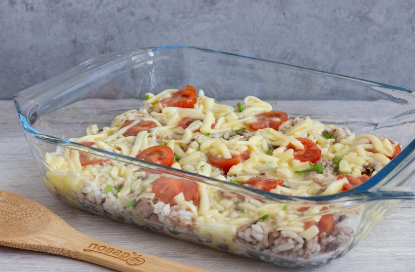 1. Этап. Запеканка с тунцом под сырной корочкой: Сыр натрите на крупной терке и разделите на 2 части. Одну часть смешайте с молоком и яйцами. Посолите и поперчите по вкусу, равномерно залейте рис. Поставьте запекаться на 20 минут при температуре 180 градусов.