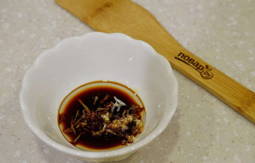 1. Этап. Курица, запеченная в беконе: 10. Смешайте соевый соус, масло и чеснок.