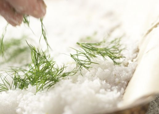 1. Этап. Форель, запеченная в ароматной корочке: 6. Вымойте укроп и нарубите его крупно, выложите на соль половину пучка.