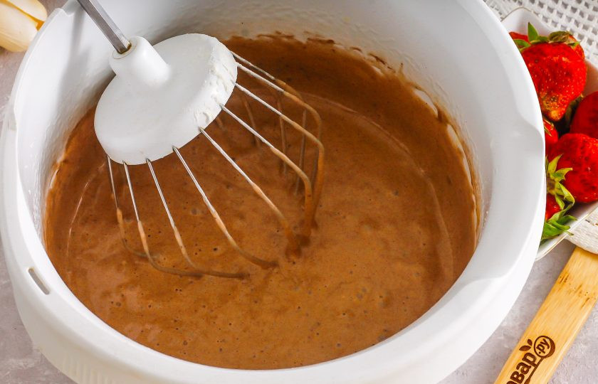 1. Этап. Шоколадный торт с клубничным муссом: У вас должно получиться тягучее шоколадное бисквитное тесто. Разогрейте духовку до 180 градусов и смажьте форму любым маслом. Либо испеките бисквит в мультиварке, он получится более пышным.