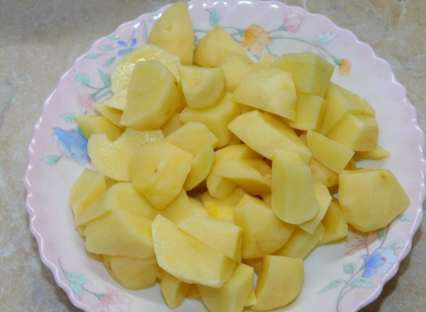 1. Этап. Сливочный суп-пюре с курицей и грецкими орехами: Добавьте в кастрюлю нарезанный картофель.