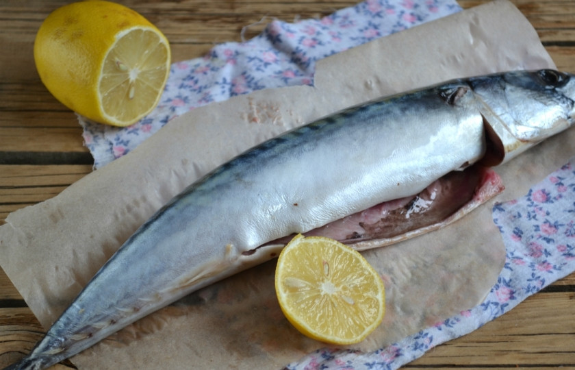 1. Этап. Запеченная скумбрия в фольге с морковью: 2. Из скумбрии удалите внутренности, вырежьте жабры. Рыбку хорошо промойте и промокните бумажным полотенцем. Натрите скумбрию снаружи и внутри разрезанным пополам лимоном, посолите и поперчите.