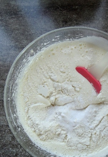 1. Этап. Трайфлы с лимонным курдом: Добавить муку и разрыхлитель.