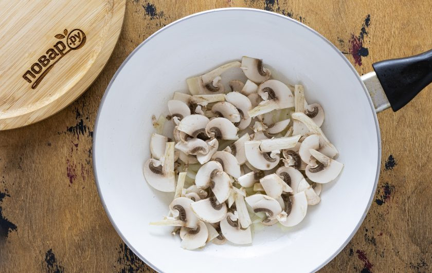 1. Этап. Картофель Кумпир: Для начинки мелко порубите лук и шампиньоны. Посолите и поперчите по вкусу. Обжарьте до золотистого цвета.