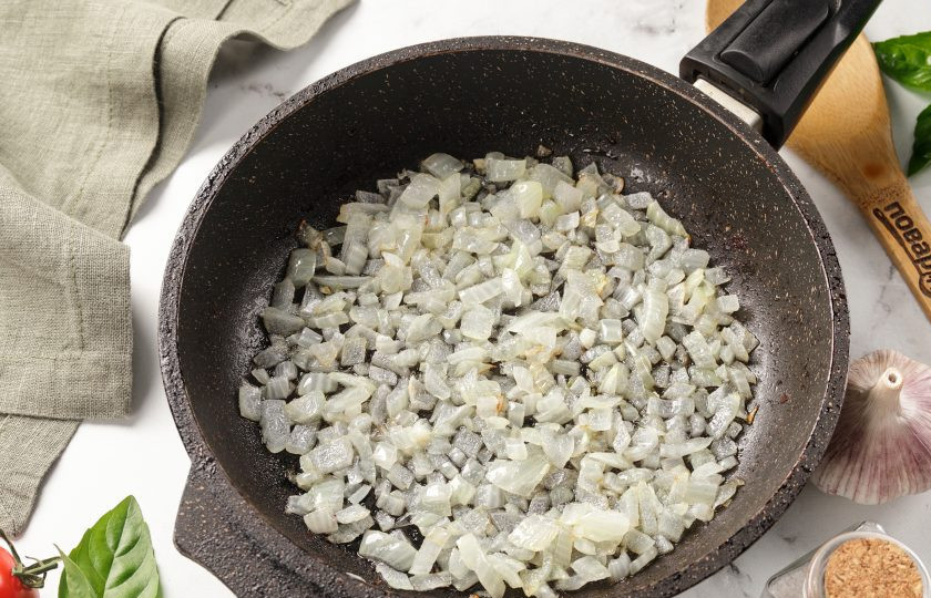 1. Этап. Треска, запеченная под соусом: Лук нарежьте кубиками и обжарьте в растительном масле до мягкости.