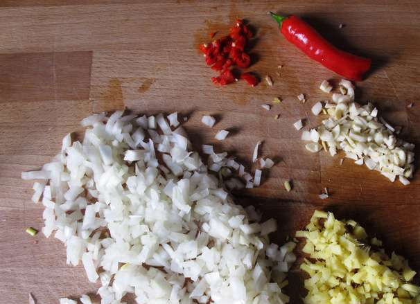 1. Этап. Курица карри с рисом: Лук, имбирь, чеснок и красный перец мелко режем. Можно обойтись и без перца.