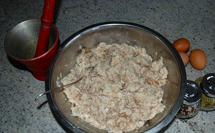 1. Этап. Щучьи котлеты: 3. Все используемые ингредиенты пропустите через мясорубку. Вбейте яйца, посолите и поперчите по вкусу, добавьте специи. Все как следует перемешайте.