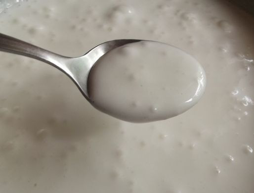 1. Этап. Бисквитный торт со сметанным кремом: 5. Белки взбейте аналогичным образом. Используйте миксер, он поможет вам без труда добиться нужной консистенции.