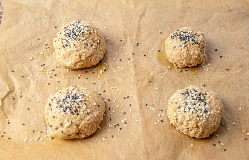 1. Этап. ПП бургер: Смажьте небольшим количеством растительного масла и присыпьте семенами кунжута. Отправьте заготовки выпекаться в заранее разогретую духовку до 190 градусов на 20 минут.