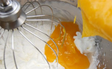 1. Этап. Мусс из персиков: 12. Ввести в сливки пюре.