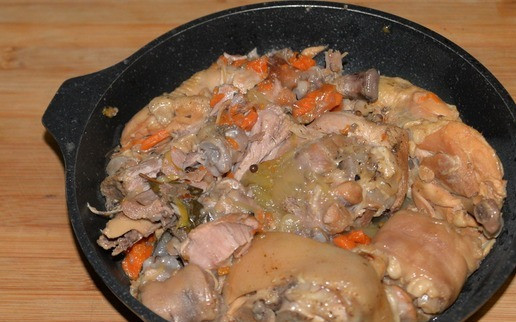 1. Этап. Холодец Три ноги: Готовому холодцу даём слегка остыть, достаём в миску мясо с помощью шумовки, а бульон процеживаем через сито. Здесь уже пошли ночные фото.