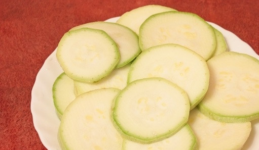 1. Этап. Запеченные кабачки с баклажанами: 2. Кабачок вымыть, просушить и также нарезать кольцами. При желании можно также немного подсолить и оставить их на 5-10 минут.