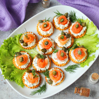 Закуска с лососем и каперсами