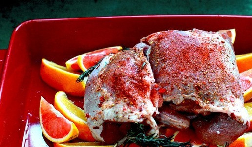 1. Этап. Бедро индейки с апельсинами и клюквенным соусом: В сотейник с толстым дном или форму для запекания уложить апельсины, веточки розмарина, положить бедро, посыпать сладкой или копченой паприкой