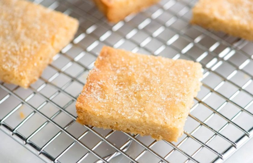 1. Этап. Домашнее песочное печенье: 4. Переложите печенье на решетку для остывания, оставьте на некоторое время.