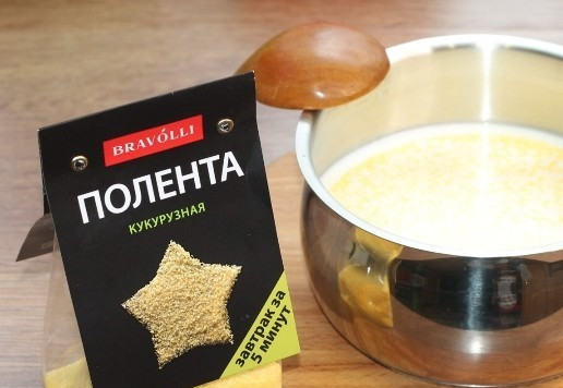 1. Этап. Ванильно-медовое суфле из поленты: 2. Доводим молоко до кипения и медленно высыпаем поленту, не забывая её помешивать.