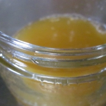 1. Этап. Утка, запеченная с апельсинами: Тем временем приготовим глазурь. Смешаем сок одного апельсина, мед и вино.