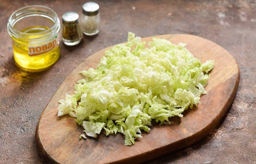1. Этап. Салат Красотка с копченой курицей и грушей: Пекинскую капусту мелко нарежьте.