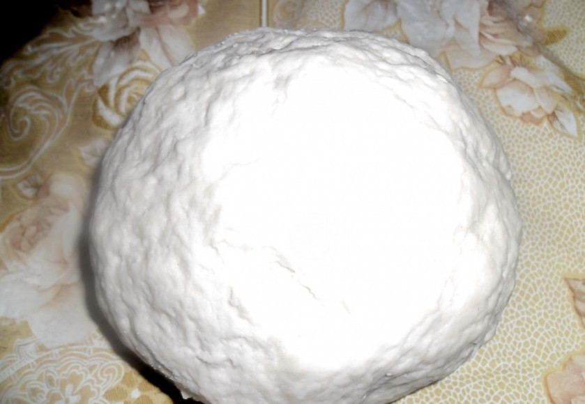 1. Этап. Пирожки с курицей: Добавляем масло, муку, замешиваем тесто. Заворачиваем его в пищевую пленку, ставим в холодильник на 1,5 часа.