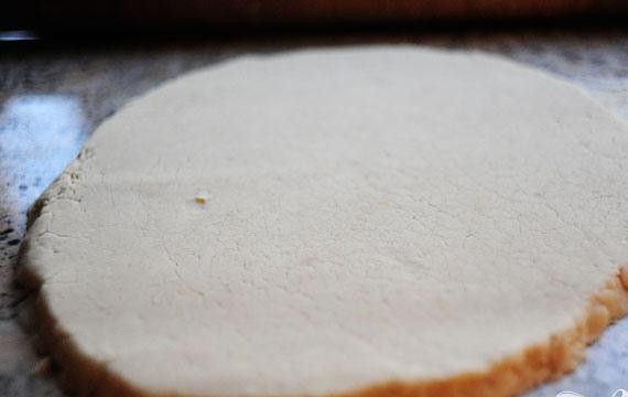 1. Этап. Мексиканское свадебное печенье: 4. Раскатать тесто на слегка посыпанной мукой поверхности толщиной примерно 2 см. С помощью резака для печенья нарезать круги. Они могут крошиться, поскольку очень хрупкие.