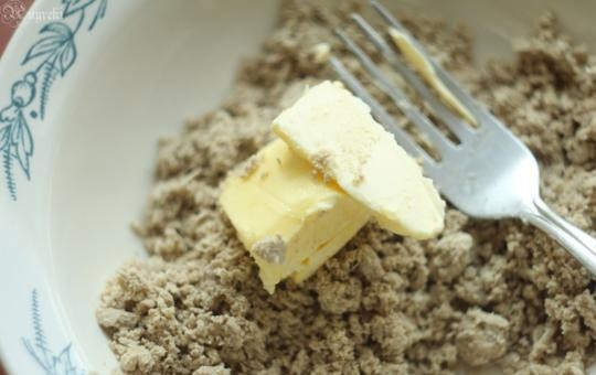 1. Этап. Вафельная трубочка с халвой: Сделаем пока что начинку. Халву протрите на крупной тёрке и разотрите с размягчённым маслом (масла понадобится около 40 граммов).