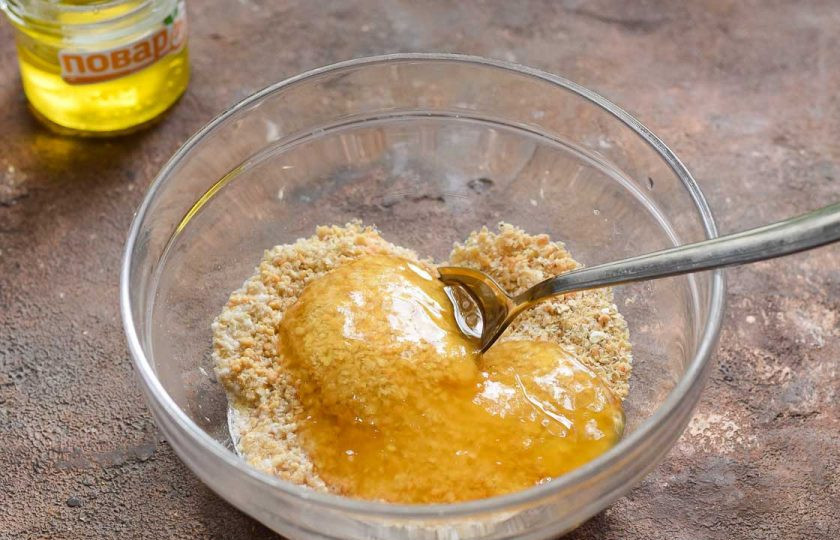 1. Этап. Овсяное печенье без сахара с медом: Переложите орехи и овсянку в миску, добавьте мед.