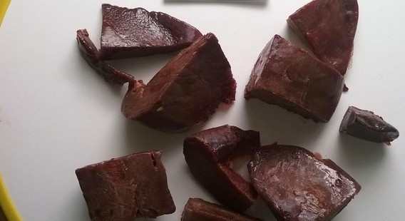 1. Этап. Салат из свиной печени: Печень промойте и нарежьте кусочками. Отварите её в подсоленной воде до готовности (в течение 20 минут). Остудите.