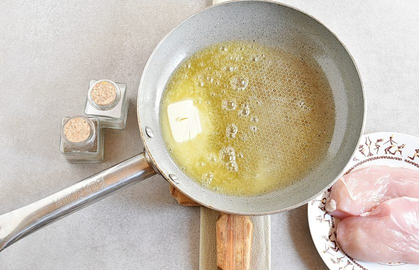 1. Этап. Жареное филе курицы: Растопите сливочное масло в сковороде с толстым дном. Масло должно прогреться, но не раскалиться, огонь умеренный.