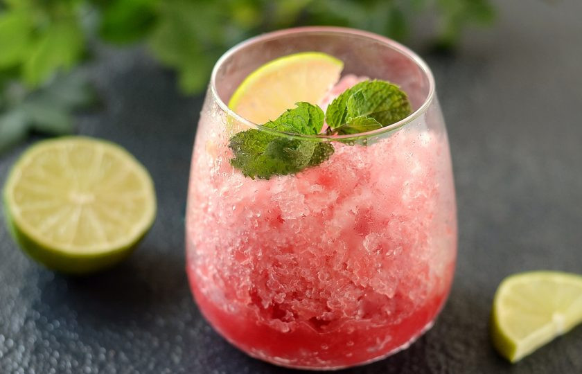 1. Этап. Арбузная гранита: Выложите арбузную граниту в стакан, украсьте мятой. Приятного вам аппетита!