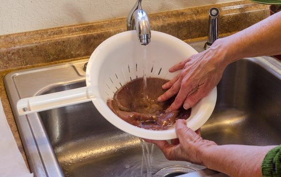 1. Этап. Печень в духовке: 1. Перед началом процесса включите духовку и оставьте разогреваться до 180 градусов. Печень промойте как следует под проточной водой.