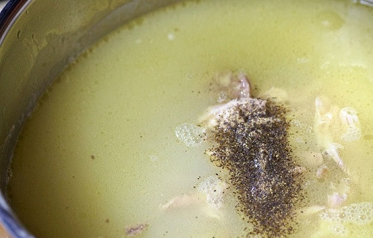 1. Этап. Суп-пюре с курицей: 13. Добавьте перец и соль при необходимости.