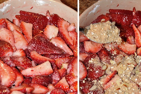 1. Этап. Клубничный крамбл: Клубнику порежьте кусочками, перемешайте с коричневым сахаром, крахмалом, лимонным соком и выложите в форму, смазанную сливочным маслом. Сверху распределите мучную смесь.