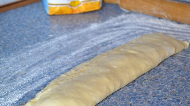 1. Этап. Плацинды с творогом: Далее одну сторону теста положите на другую. Защипните края, уложив друг на друга.