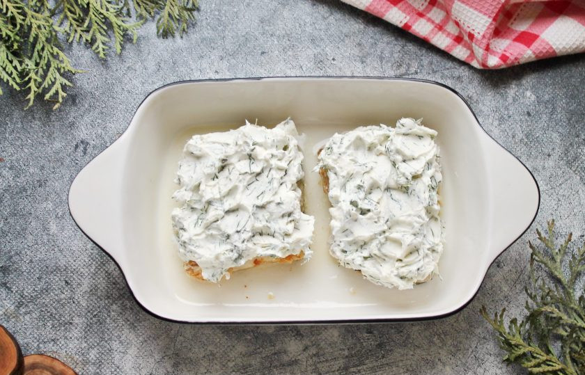 1. Этап. Треска по-поморски: В чашке смешайте творог, мелко нарезанный укроп, посолите и перемешайте. Разложите творог поверх рыбы.