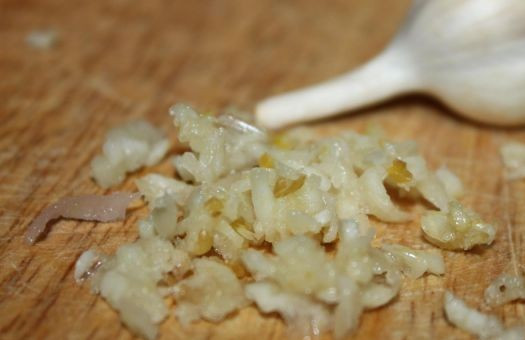 1. Этап. Салат к шашлыку из капусты: Очищаем зубчики чеснока и мелко нарезаем или трем на мелкой терке.