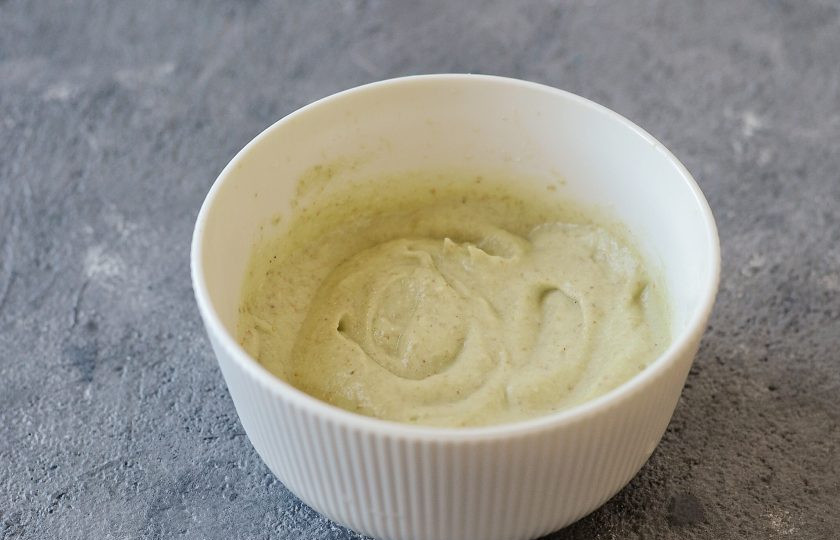 1. Этап. Зеленая гречка с авокадо: Влейте воду и измельчите еще раз до однородной консистенции.