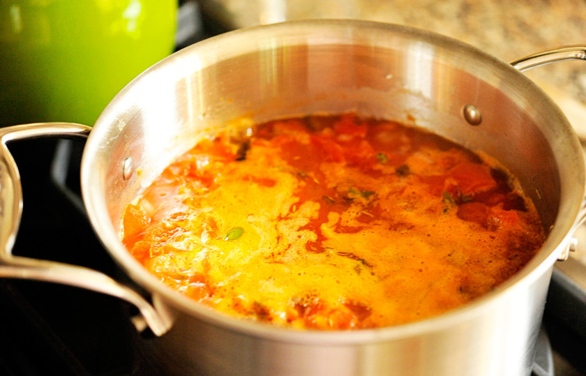 1. Этап. Томатный суп в хлебе: Хорошенько все перемешайте и варите еще 5-7 минут.