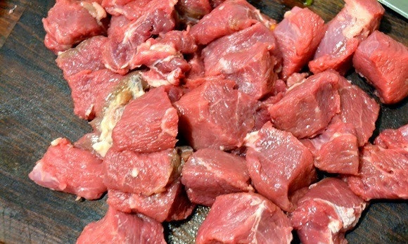 1. Этап. Рагу из говядины в тыкве по-аргентински: Говядину нарезаем небольшими кусочками.