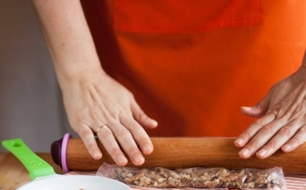 1. Этап. Быстрый пирог с повидлом: Пока тесто охлаждается в холодильнике, займитесь начинкой. Грецкие орехи обсушите на сковороде или в духовке, потом измельчите в блендере или просто скалкой.