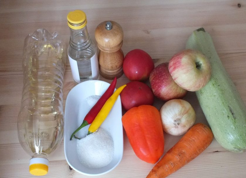 1. Этап. Острый салат из кабачков на зиму: Подготовьте необходимые ингредиенты.