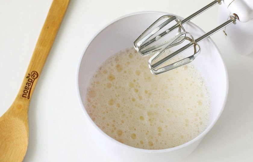 1. Этап. Блинный салат: Соедините яйца с крахмалом, добавьте соль по вкусу, воду или молоко и все тщательно взбейте миксером, чтобы не было комочков.