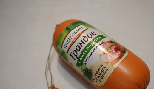 1. Этап. Кукурузные кексы «Школьные»: Для детей лучше использовать колбасу хорошего качества. Я беру Индилайт из мяса индейки.