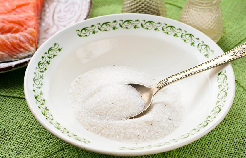 1. Этап. Семга соленая: Смешайте в плошке соль и сахар. По вкусу добавьте черный молотый перец.