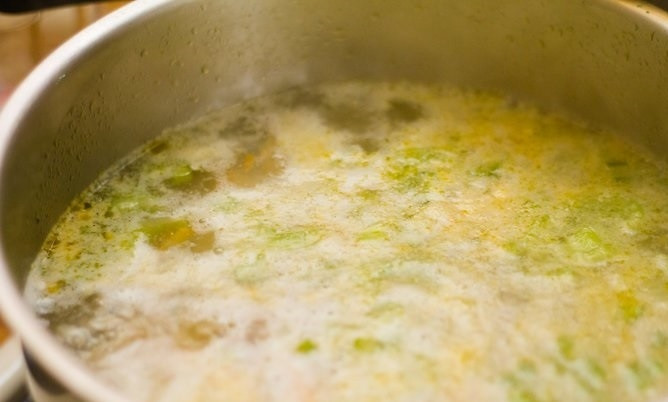 1. Этап. Суп из риса: 7. Варите на медленном огне супчик около 20 минут до готовности курицы и риса. Приятного аппетита!