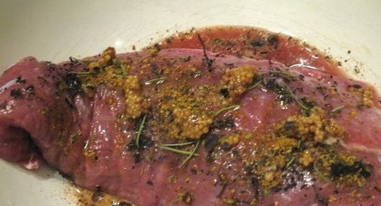 1. Этап. Говядина в фольге: Затем к мясу добавляем вино, оливковое масло и горчицу.