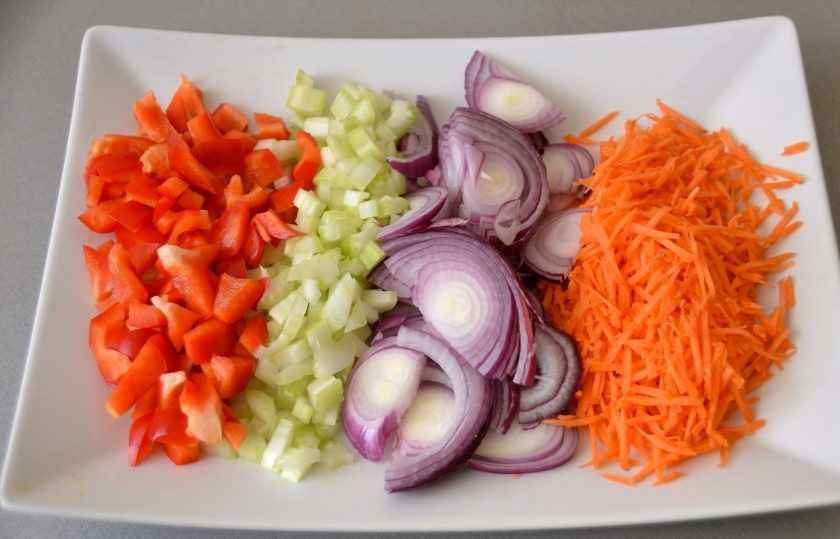 1. Этап. Шепардский пирог: Натрите на терке морковь, полукольцами нарежьте лук, мелко порежьте болгарский перец и сельдерей.