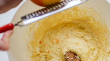 1. Этап. Маффины с маком: Потереть цедру лимона.