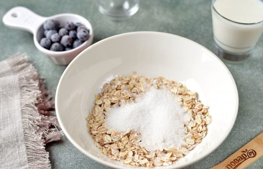 1. Этап. Каша Ассорти в микроволновке: Добавьте сахар или сахарозаменитель по вкусу.